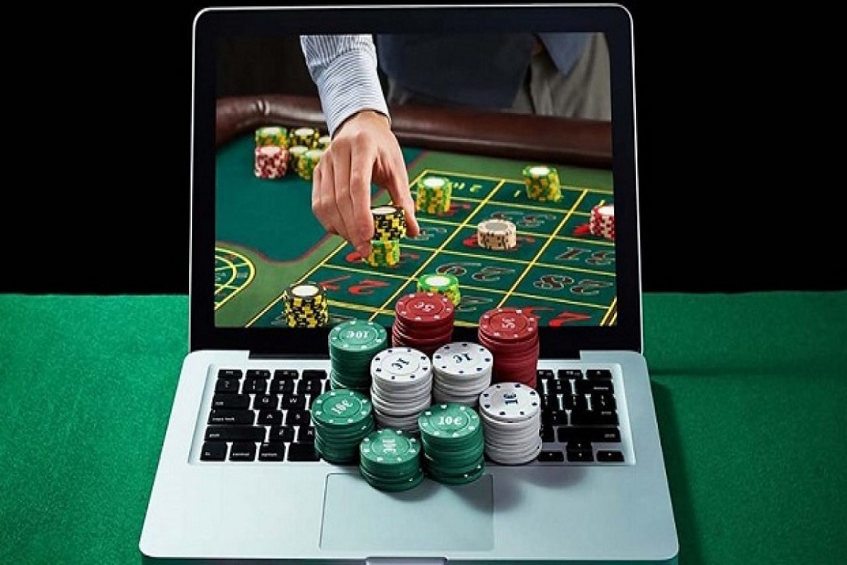 How does playing poker online work?